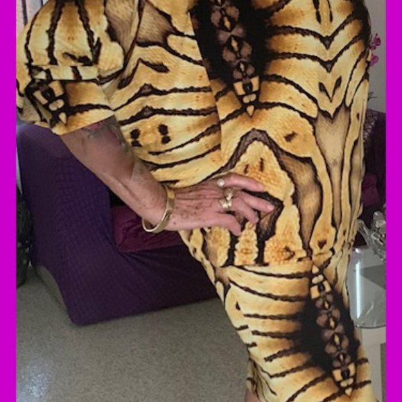 CHARLIE BROWN batwing dress - Picture 2 of 10